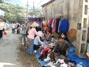 Họp chợ lấn đường, một trong những hành vi vi pham hành lang an toàn giao thông đường bộ khó xử lý dứt điểm. Ảnh chụp tại chợ Bo, huyện Kim Bôi).