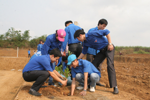 ĐV - TN Khối các cơ quan tỉnh trồng cây tại khu xử lý rác thải xã Dũng Phong (Cao Phong).