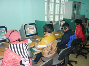 Các em học sinh tham dự cuộc thi IOE năm học 2012-2013.