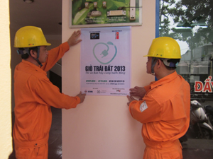 Công nhân Điện lực thành phố Hòa Bình tuyên truyền Chiến dịch giờ trái đất tới các khách hàng sử dụng điện.