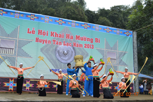 Đội văn nghệ (TT văn hoá, thể thao huyện Tân Lạc) có nhiều tiết mục hay, đóng góp vào thành công của lễ hội Khai hạ Mường Bi hàng năm.
