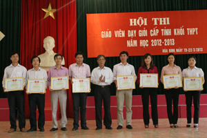 Lãnh đạo Sở GD&ĐT tặng giấy khen cho 8 giáo viên đạt giải nhất.