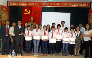 Đại diện Công ty bảo hiểm nhân thọ Prudential Việt Nam trao học bổng cho học sinh nghèo trường THCS Nhuận Trạch.