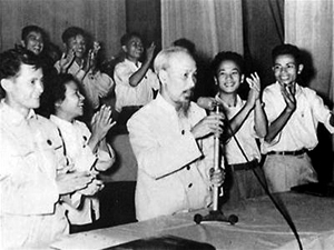 Bác Hồ nói chuyện với đại biểu dự  Đại hội Đoàn toàn quốc lần thứ II năm 1956. Ảnh: T.L
