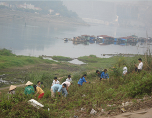 Công nhân, ĐV-TN và nhân dân dọn vệ sinh kè bờ trái sông Đà.

