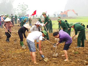 CB-CS LLVT huyện Tân Lạc gắn công tác huấn luyện với vận động quần chúng tham gia đóng góp ngày công làm đường GTNT ở xã Địch Giáo.