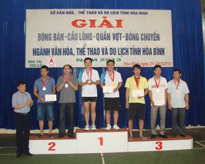 Lãnh đạo Sở VH,TT&DL trao huy chương, giải thưởng cho các VĐV ở môn cầu lông.