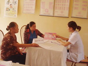 Bác sĩ Bệnh viện đa khoa TP Hòa Bình tư vấn cho phụ nữ phường Thịnh Lang.