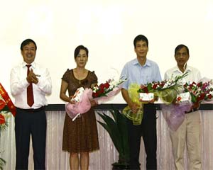 Agribank Hòa Bình tặng quà cho 3 đại biểu, khách hàng tham dự hội nghị có ngày sinh gần với ngày thành lập của NHNo&PTNT Việt Nam.