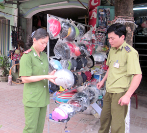 Đoàn kiểm tra liên ngành thành phố Hòa Bình kiểm tra hộ kinh doanh mũ bảo hiểm tại phường Đồng Tiến.