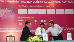 Ký tài trợ cuộc thi trình diễn pháo hoa quốc tế Đà Nẵng 2013.