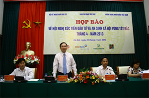 Ông Đào Minh Tú, Phó Thống Đốc NHNN Việt Nam cùng lãnh đạo BCĐ Tây Bắc, Bộ KH – ĐT và UBND tỉnh Tuyên Quang tại buổi họp báo.