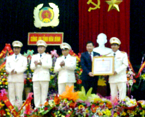 Thừa ủy quyền, đồng chí Bùi Văn Cửu, Phó Chủ tịch Thường trực UBND tỉnh trao Huân chương Bảo vệ Tổ quốc hạng ba cho lực lượng An ninh kinh tế Công an tỉnh.