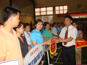 Đồng chí Đinh Danh Hạnh, Phó Giám đốc Sở VH -TT&DL trao cờ lưu niệm cho các đoàn VĐV tại giải thể thao ngành năm 2013.