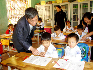 Đồng chí Nguyễn Minh Thành, Giám đốc Sở GD&ĐT trong chuyến thăm, tìm hiểu tình hình học tập của trường tiểu học Mường Chiềng (Đà Bắc).