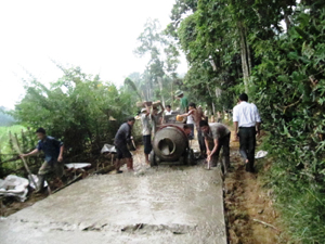 Nhân dân xã Nuông Dăm, Kim Bôi đóng góp ngày công vật liệu làm đường bê tông liên xóm đảm bảo tiêu chí về giao thông. 

