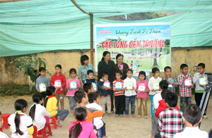 Nhóm từ thiện “những người bạn” trao tặng cặp lồng cho các em học sinh chi Rằng – TH Cao Sơn (Đà Bắc).
