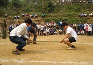 Các VĐV thi đấu nội dung đẩy gậy nam tại đại hội TDTT xã Ngổ Luông năm 2013.