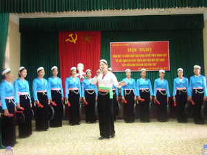 Làn điệu dân ca Mường được người dân huyện Kỳ Sơn trình diễn trong các ngày lễ hội.