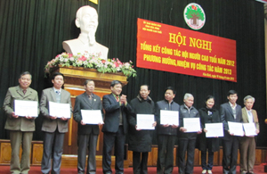 Lãnh đạo Hội NCT tỉnh trao quà tết cho đại diện lãnh đạo Hội NCT các huyện, thành phố. Ảnh: Hồng Diệu (Hội NCT tỉnh)