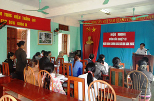 NHCSXH huyện Đà Bắc tập huấn nghiệp vụ ủy thác cho vay vốn chính sách tới các học viên xã Cao Sơn.