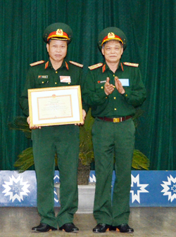 Thừa ủy quyền của Bộ trưởng Bộ Quốc phòng, Trung tướng Nguyễn Thanh Thược, Chính ủy Quân khu 3 trao bằng công nhận danh hiệu Chiến sỹ thi đua cho Thiếu tướng Bùi Đình Phái.
