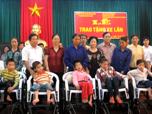 Lãnh đạo Sở LĐ-TB&XH và tổ chức Hữu Nghị Việt Nam trao xe lăn cho các đối tượng khuyết tật vận động huyện Cao Phong.