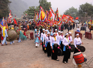 Hội chùa Tiên, xã Phú Lão (Lạc Thủy) kéo dài từ sau Tết Nguyên đán đến hết tháng 3 âm lịch – điểm du lịch tâm linh hàng năm thu hút hàng trăm nghìn lượt khách. 

