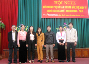 Chị Bùi Thị Tăm (đứng thứ 2 từ trái sang) tại hội nghị biểu dương PN làm kinh tế giỏi, thực hiện tốt chính sách DS-KHHGĐ GĐ 2011 – 2013.