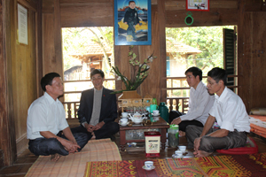 Thường trực Đảng ủy xã Mai Hạ (Mai Châu) trao đổi kinh nghiệm với chi ủy chi bộ xóm Lầu về việc nhân rộng mô hình “Tổ liên gia tự quản”.

