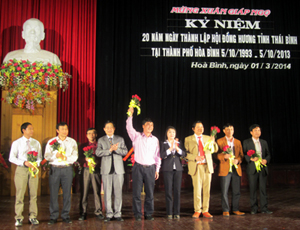 Lãnh đạo 2 tỉnh Hòa Bình – Thái Bình tặng hoa chúc mừng các doanh nhân người Thái Bình làm ăn thành đạt tại TP Hòa Bình.