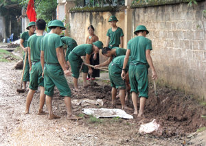 Lực lượng dân quân tự vệ thị trấn Lương Sơn tham gia làm đường, khơi thông cống rãnh giúp nhân dân.

