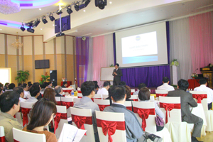 Các đại biểu tham dự tập huấn Luật Đấu thầu năm 2013 do Sở KH- ĐT  tổ chức tại thành phố Hòa Bình.