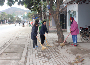 Chị Đỗ Thị Nhung (người đứng giữa) cùng nhân dân tiểu khu 6, thị trấn Mường Khến (Tân Lạc) dọn dẹp vệ sinh, giữ gìn môi trường.
