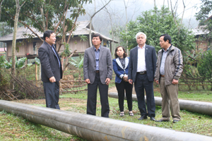 Đồng chí Trần Đăng Ninh, Phó Chủ tịch UBND tỉnh kiểm tra công trình điện tại khu vực Cối Các, xã Tự Do.