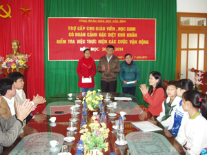 Lãnh đạo Công đoàn ngành GD&ĐT tỉnh trao tiền trợ cấp cho 2 cô giáo trường tiểu học xã Bình Hẻm và Trường mầm non xã Phú Lương.