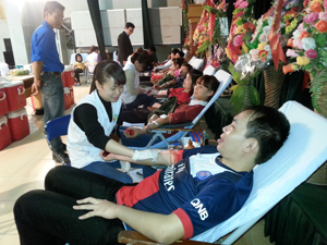 ĐV-TN tham gia hiến máu tình nguyện.