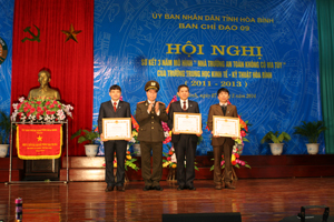Đồng chí Thượng tướng Bùi Văn Nam, UVT.Ư Đảng, Thứ trưởng Bộ Công an trao bằng khen của Bộ Công an cho 1 tập thể và 2 cá nhân trường Trung học kinh tế - kỹ thuật Hòa Bình.
