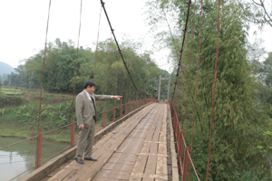 Năm 2013, huyện Lạc Sơn trích ngân sách 2,3 tỷ đồng xây dựng cầu treo Đôm Bán, xã Định Cư bảo đảm nhu cầu đi lại an toàn cho người dân