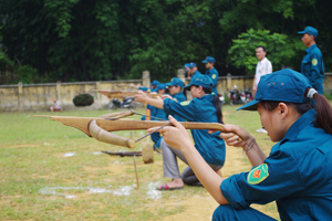 lực lượng DQTV huyện Mai Châu thực hiện công tác huấn luyện, SSCĐ với vũ khí tự chế một cách sáng tạo.