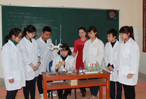 Một buổi thực hành môn hóa học của cô và trò  trường THPT chuyên Hoàng Văn Thụ.