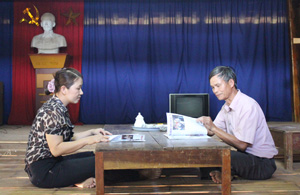 Đồng chí Hà Thị Vinh, Phó Bí thư Thường trực Đảng ủy Thị trấn Mai Châu trao đổi xung quanh các nội dung sinh hoạt chi bộ hàng tháng tại chi bộ xóm Chiềng Sại.