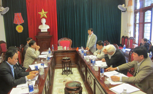 Đồng chí Nguyễn Tiến Sinh, Phó Trưởng Đoàn ĐBQH tỉnh chủ trì buổi khảo sát tại huyện Kỳ Sơn.