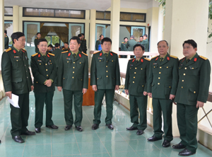 Lãnh đạo Bộ CHQS tỉnh và các đơn vị đầu mối nhận nguồn trao đổi kinh nghiệm tổ chức hiệp đồng huấn luyện, kiểm tra SSĐV QNDB và phương tiện kỹ thuật trên địa bàn tỉnh.