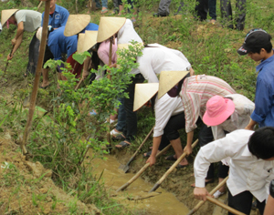 Với sự vận động tuyên truyền của MTTQ về chương trình xây dựng NTM, năm 2013, nhân dân xã Yên Mông (TPHB) đã đóng góp hàng ngàn ngày công tham gia nạo vét kênh mương phục vụ sản xuất.