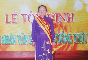 Bà Bùi Thị Lan Phương tại lễ tôn vinh  “Doanh nhân văn hóa -  nữ tướng thời bình”