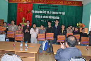 Lãnh đạo Công đoàn Cục Hàng Hải Việt Nam, MTTQ tỉnh trao quà cho các hộ nghèo xã Thung Nai (Cao Phong).