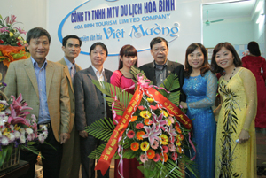 Lãnh đạo Sở VH-TT&DL tặng hoa chúc mừng lễ khai trương văn phòng Hòa Bình Tuor.