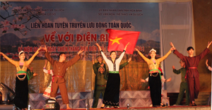 Đoàn nghệ thuật các dân tộc Hoà Bình biểu diễn tại Liên hoan tuyên truyền lưu động toàn quốc kỷ niệm 60 năm chiến thắng Điện Biên Phủ.