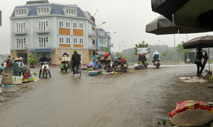 Họp chợ lấn chiếm lề, lòng đường gây mất an toàn giao thông diễn ra phổ biến trên địa bàn huyện Lương Sơn (ảnh tại chợ Đồn, khu vực thị trấn Lương Sơn).